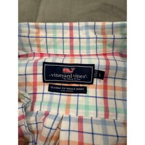 LOT: 2 Button-Downs Vineyard Vines